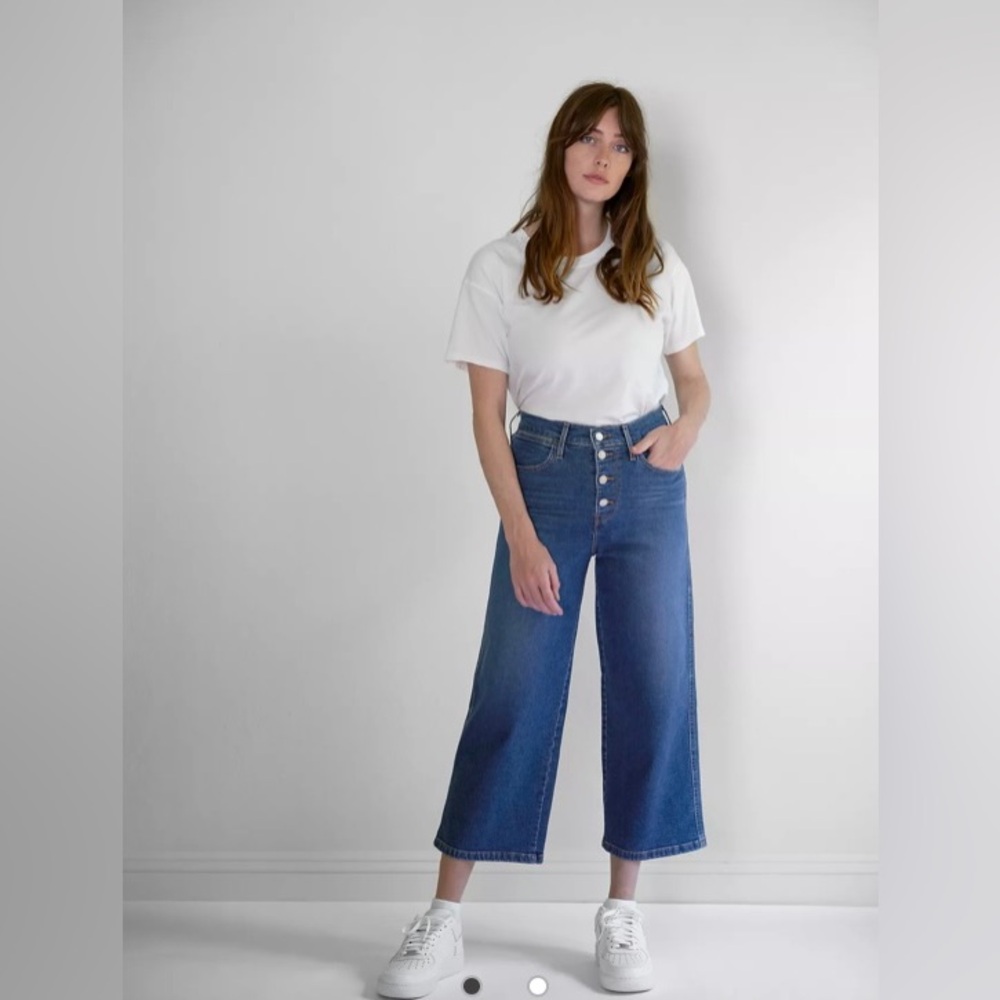 Levi’s Mile High Cropped Wide Leg Button Fly Jeans in great condition.Size 26
